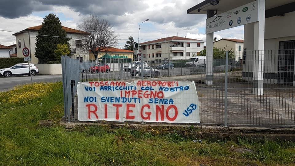 Uno degli striscioni contro la vendita di Toscana Aeroporti Handling