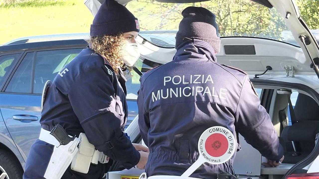 Documenta abbandono rifiuti: assessora aggredita