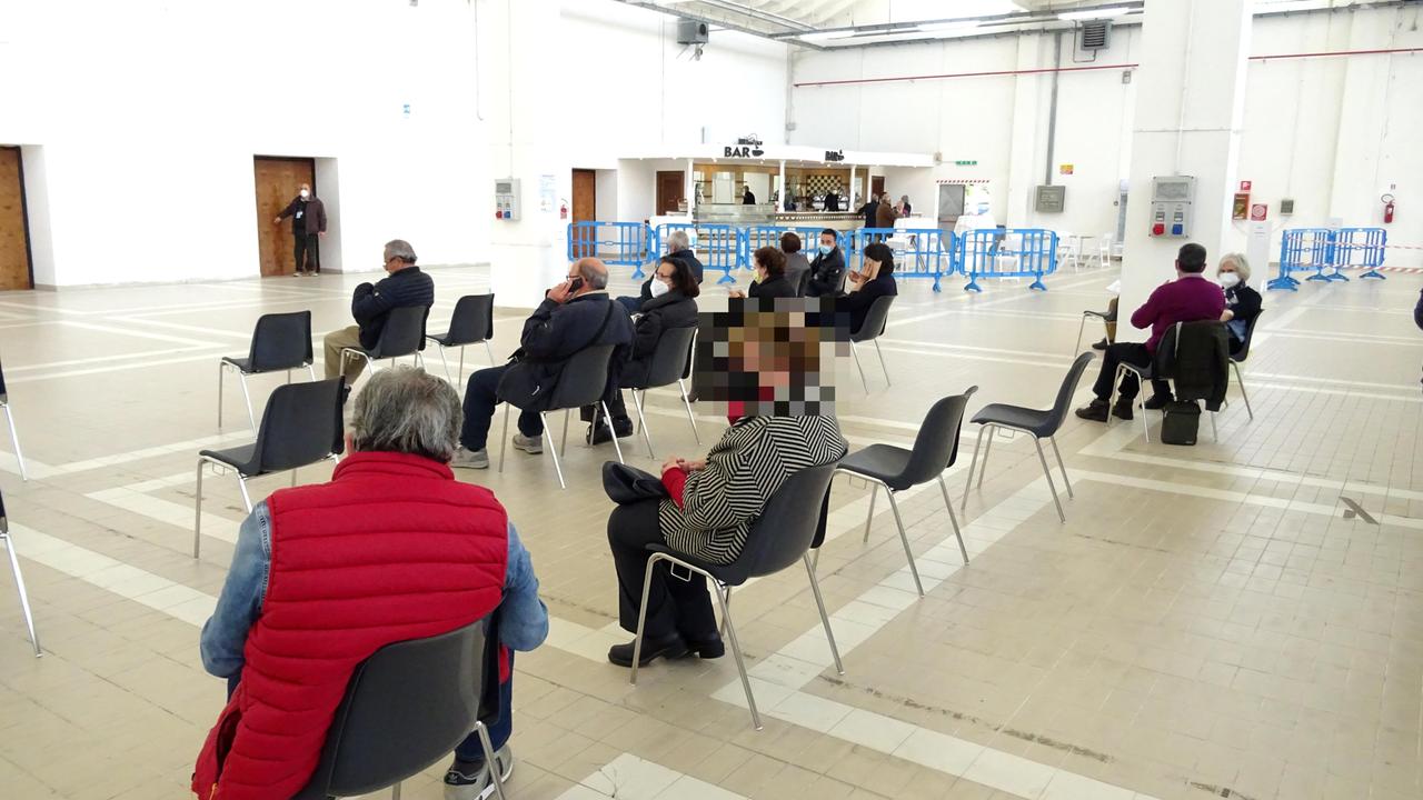 La sala d'attesa dell'hub di Sassari (foto Ivan Nuvoli)