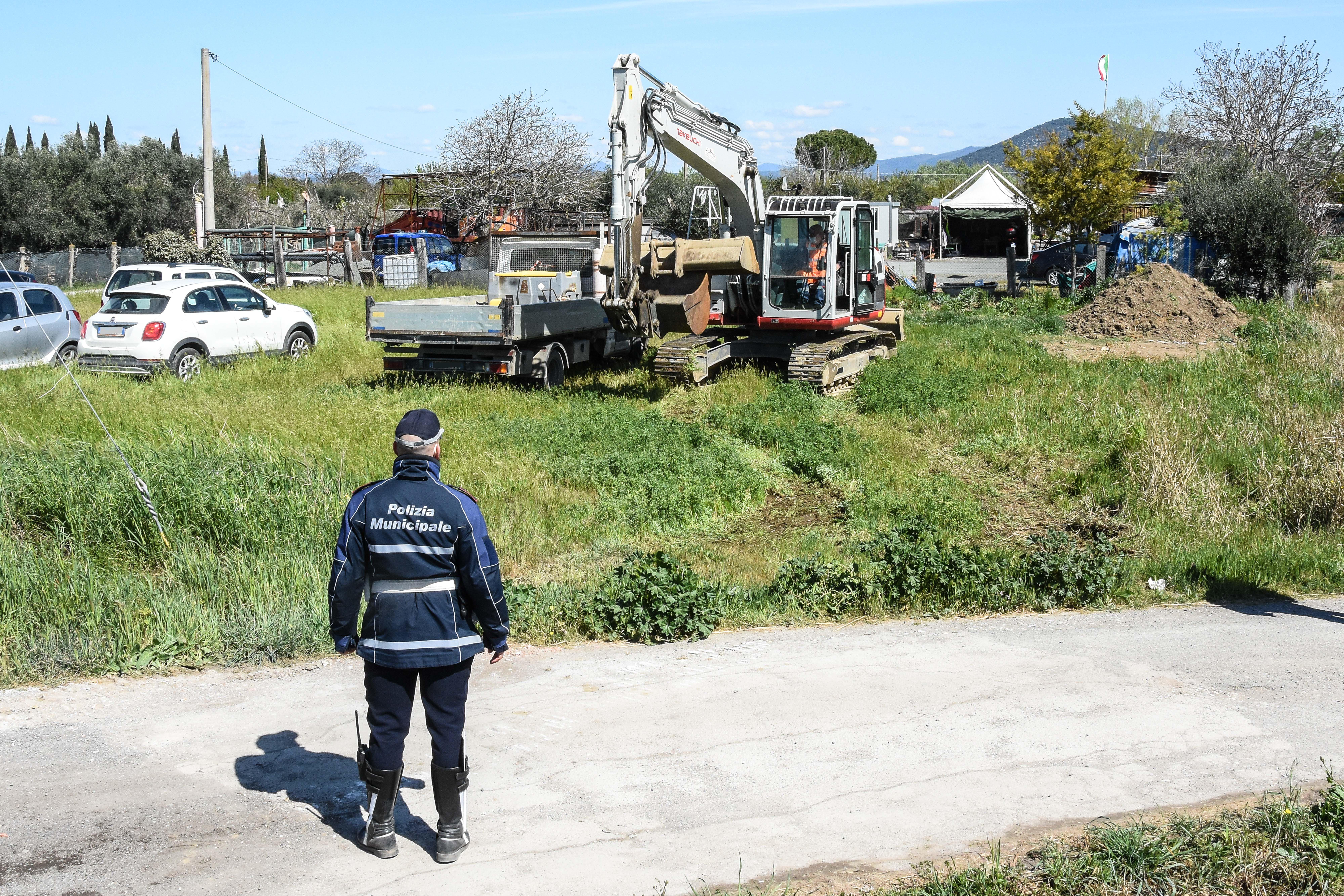 Un momento delle operazioni di demolizione (foto Agenzia Bf)