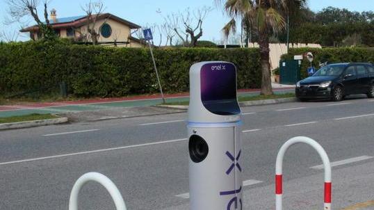 Una delle colonnine di ricarica elettrica (Foto Ciurca/Paglianti)