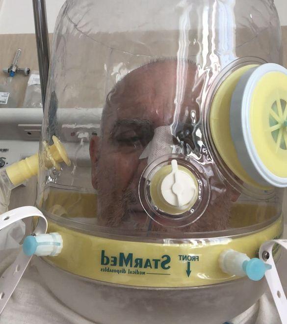 Lio Bastianini con il casco per la respirazione in un’immagine scattata durante il ricovero e fornita dallo stesso Bastianini