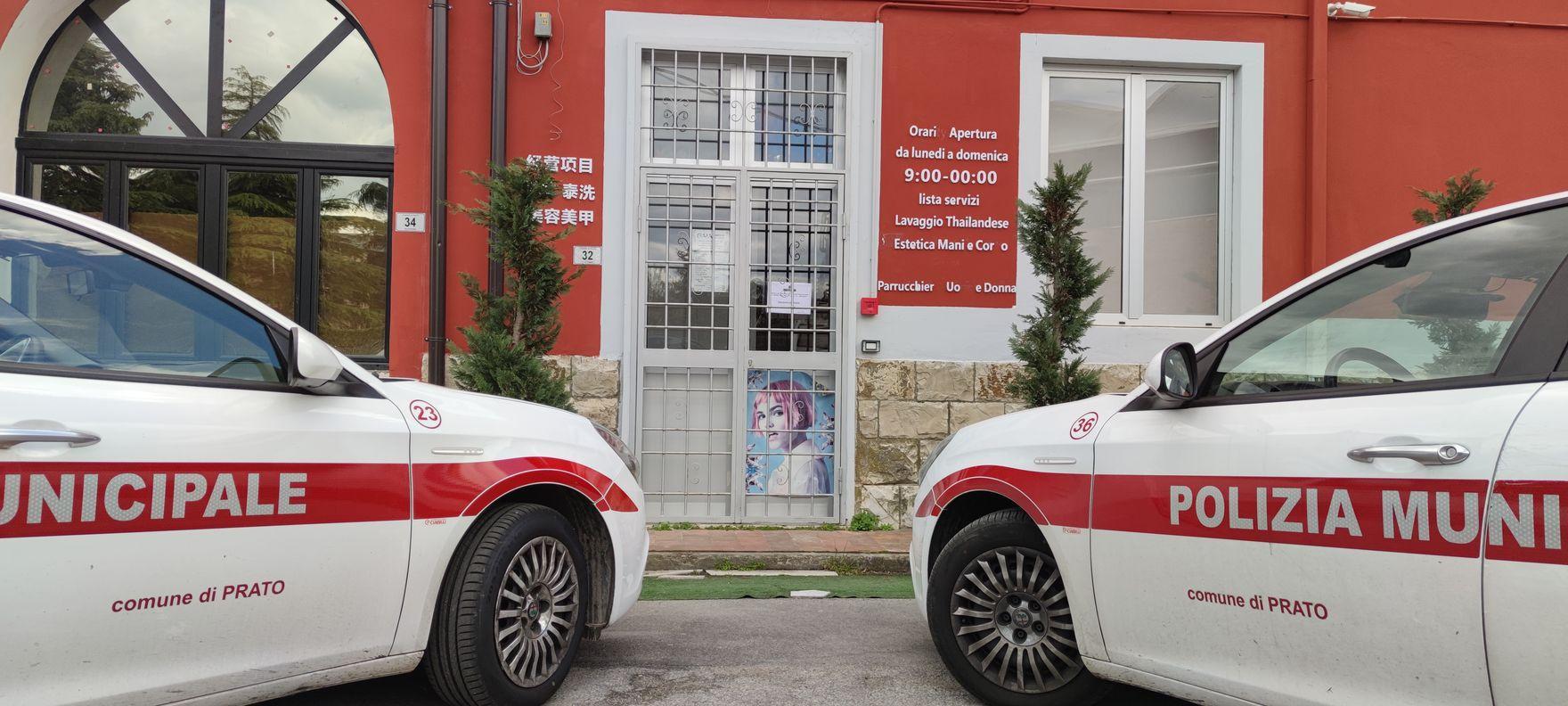 La Polizia municipale davanti al negozio di parrucchiere cinese