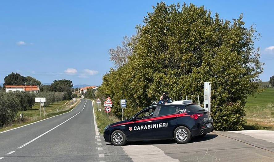 Rubano in un'azienda e speronano i carabinieri