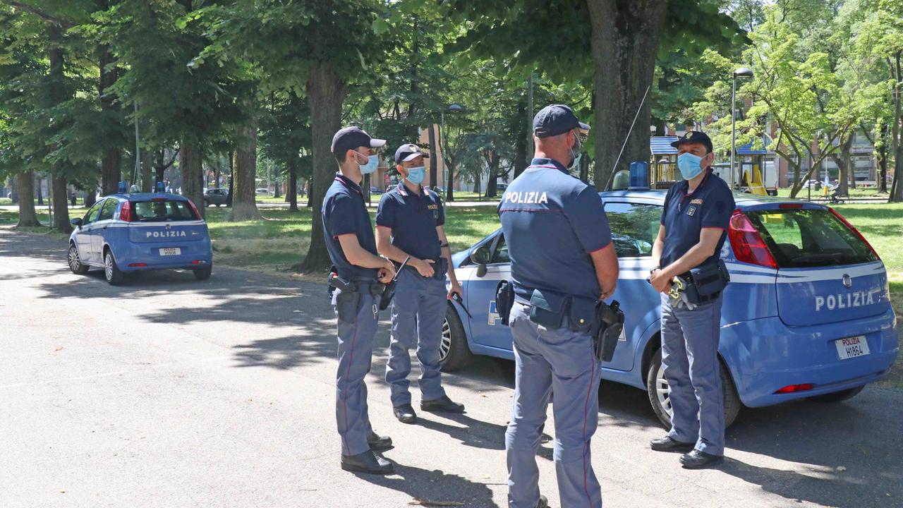 Litigano in strada, denunciato un ragazzo
