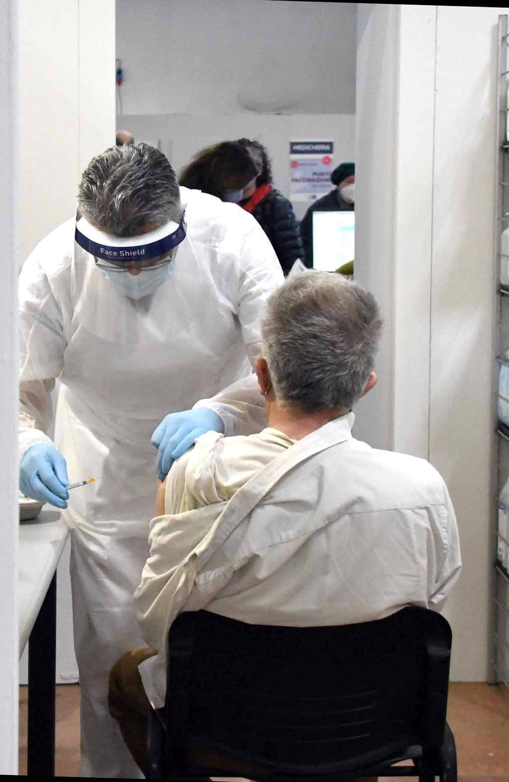 Un operatore sanitaro mentre somministra il vaccino anti-Covid a un paziente (Foto d'archivio)