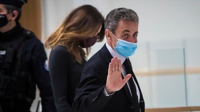 Covid: Sarkozy chiama polizia per festa clandestina vicini