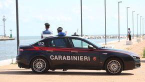 Comacchiese ruba i lettini al Bagno Pinguino, arrestato 