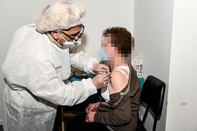Sedute vaccinali straordinarie per i fragili, da domenica tocca di nuovo agli over 80