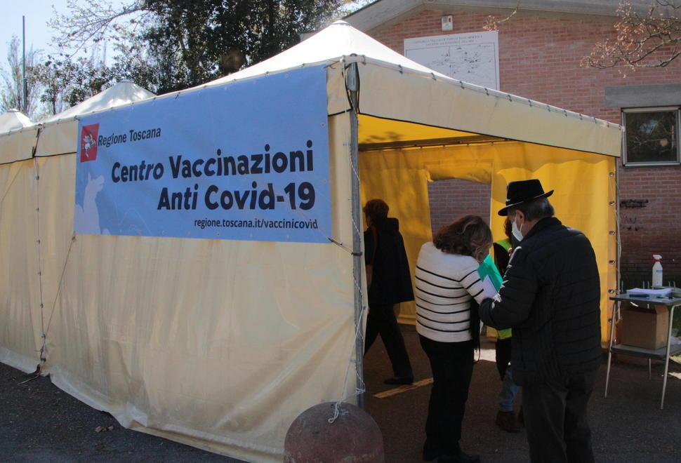 Rabbia per il caos sui vaccini richiesti da 10mila versiliesi