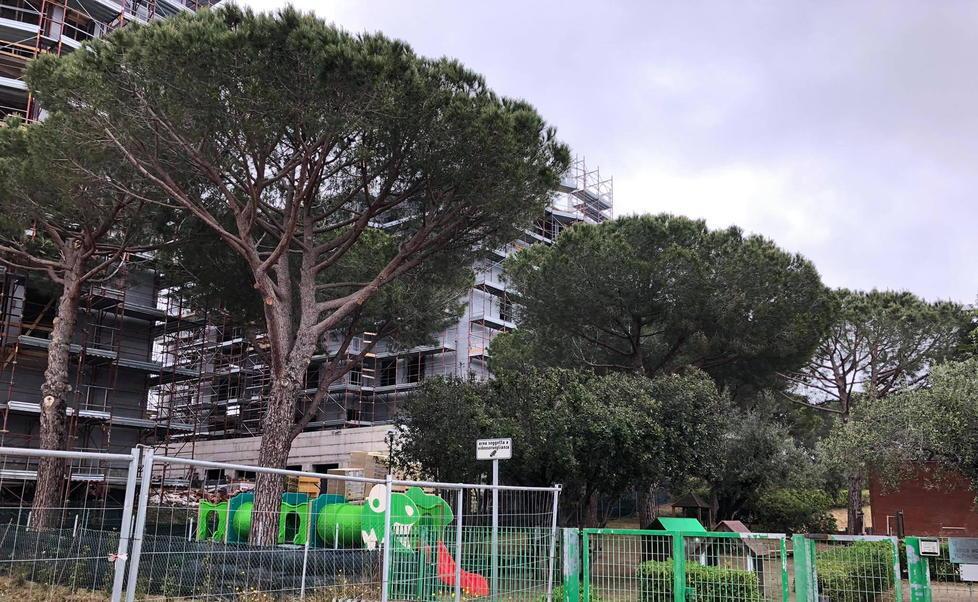 Piovono polistirolo, fil di ferro e acciaio sui giochi del nido 