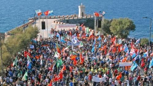 Piazza Bovio accoglie la protesta degli operai