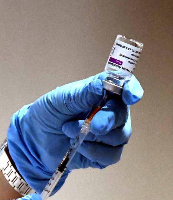 Sit-in per la sanità «Stop ai brevetti su tutti i vaccini» 
