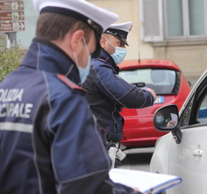 Portavano fiori a un’amica nella zona rossa, multate 