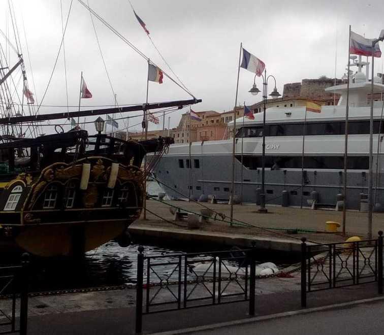 Brigantini e panfili ormeggiati al molo Elba
