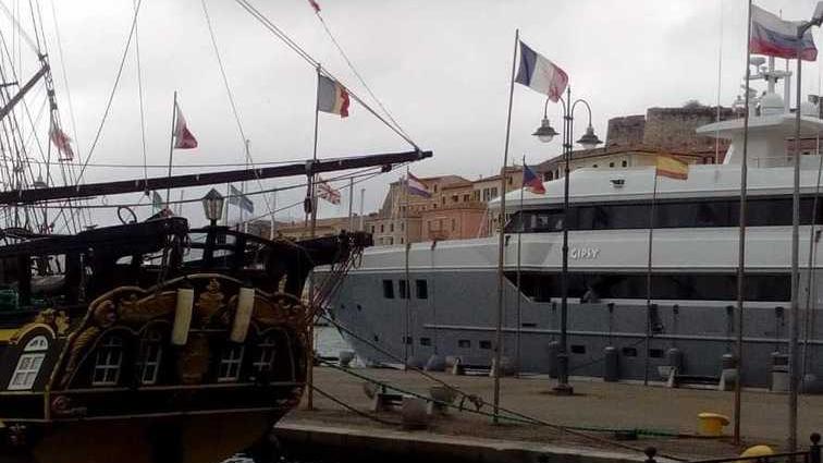 Brigantini e panfili ormeggiati al molo Elba