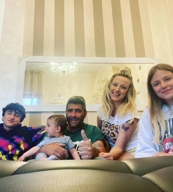 «Chi è positivo lo dica Con il sorriso, come noi» 