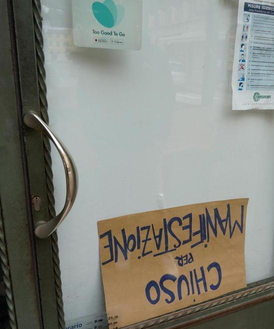 Chiudono i locali e scendono in piazza «Non sappiamo più come tirare avanti» 