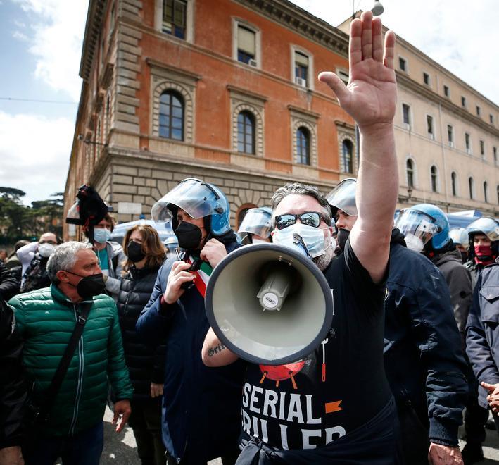 Riaperture, ancora proteste «Dateci una data certa» 