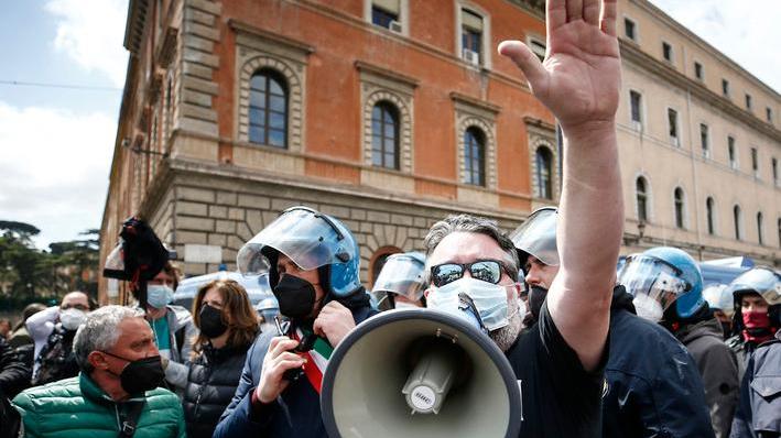 Riaperture, ancora proteste «Dateci una data certa»