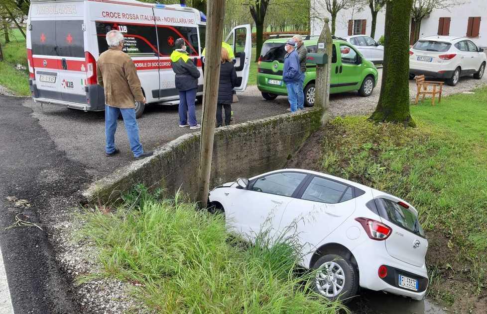 Abbatte un palo in auto e finisce nel canale Ferita un’ottantenne