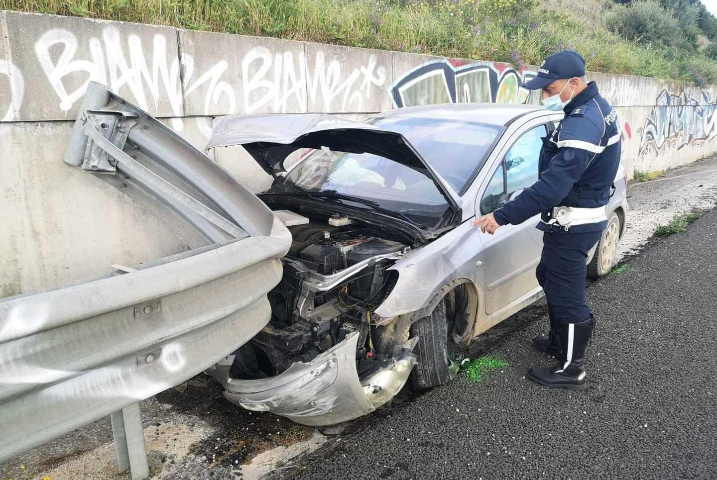 Sassari, incidente all'uscita della città: automobilista rischia di essere trafitto dal guardrail 