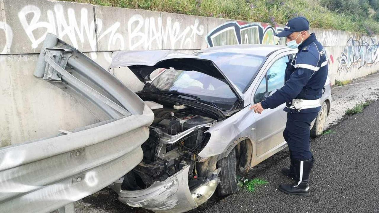 Sassari, incidente all'uscita della città: automobilista rischia di essere trafitto dal guardrail 