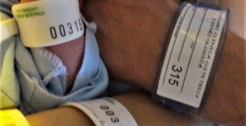 I bimbi si accolgono con tre braccialetti 