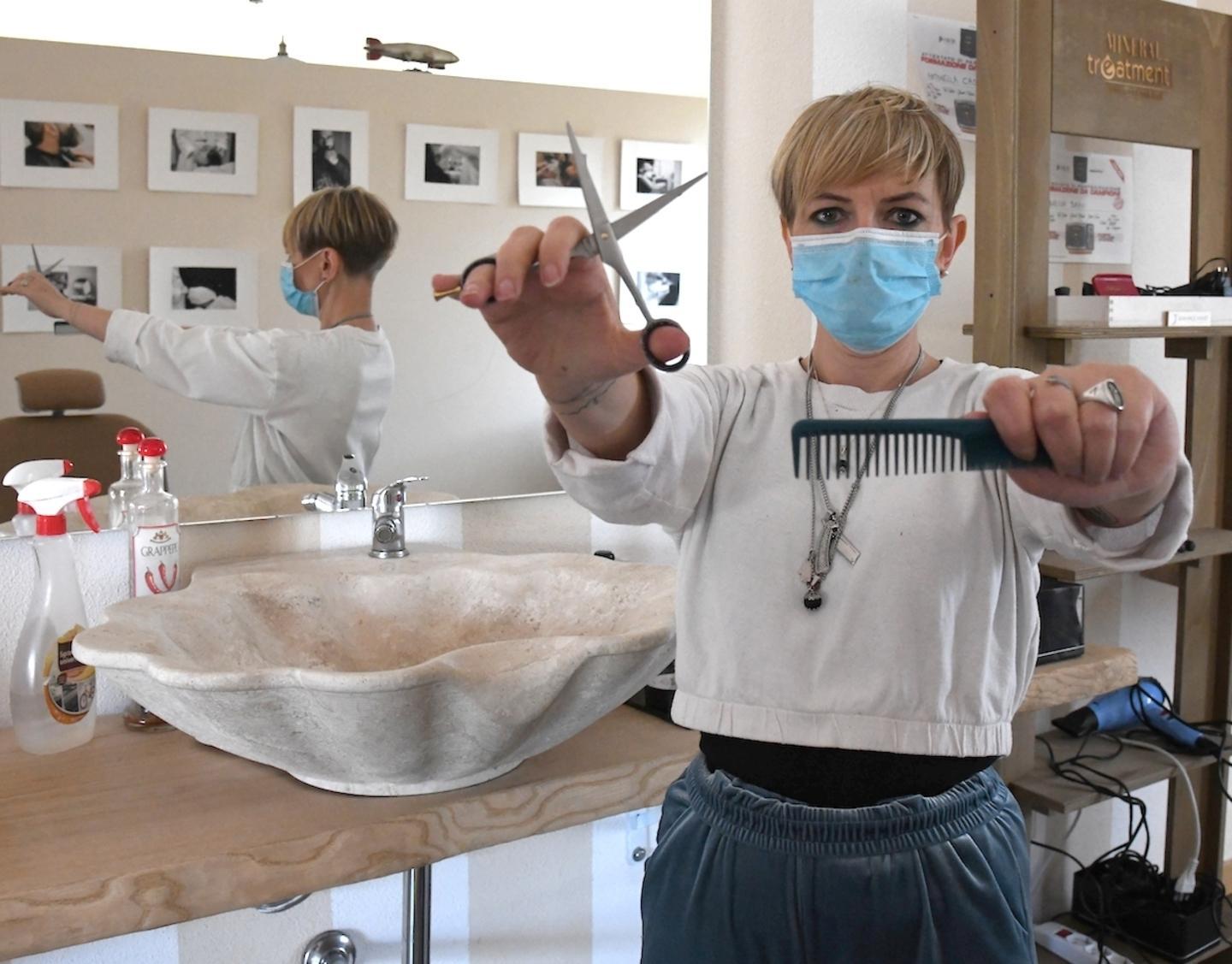 Nuoro, la barbiera ribelle: «Lavorare è un diritto, così io apro lo stesso» 