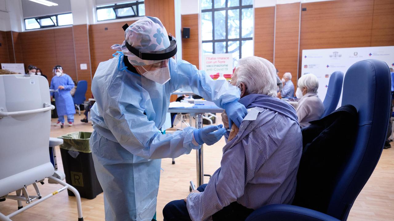 Ferrara, avanti con i vaccini ai sessantenni. Piano per tutelare gli obesi a rischio