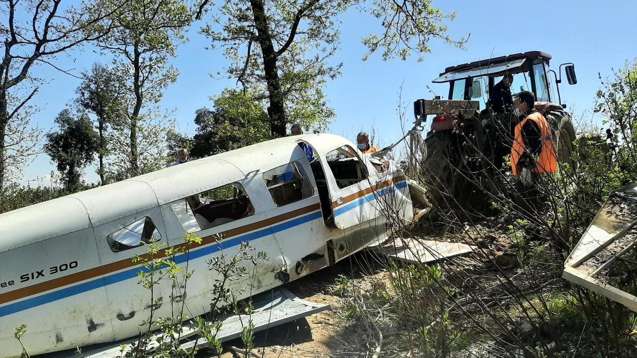 Il piper caduto 38 anni fa nei boschi di Parrana San Martino viene legato al trattore per essere portato fuori dalla scarpata