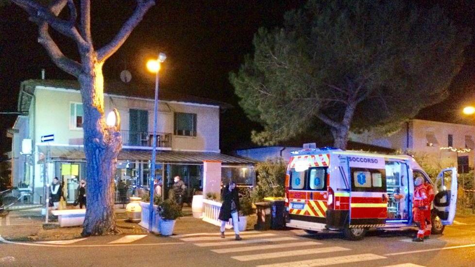 L’ambulanza della pubblica assistenza davanti al Caffè del Mar, sul viale della Repubblica, dove è avvenuto l’incidente mortale