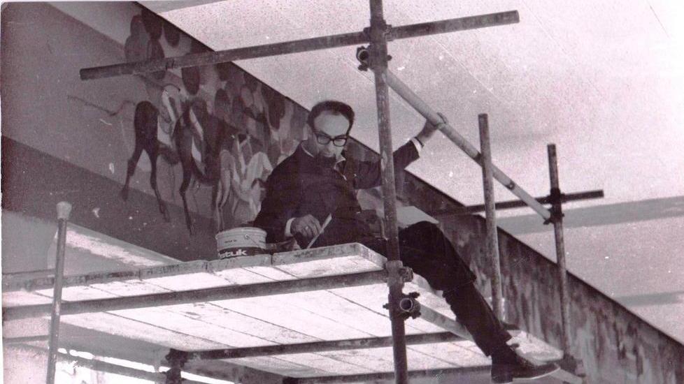 Il pittore Daniel Schinasi al lavoro sul ponteggio nel 1972