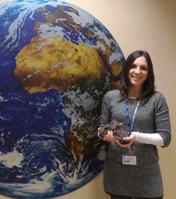 Laura Faggioli mostra un asteroide: insieme alla professoressa Alessandra Celletti sarà relatrice domani alla rassegna Warning di Palazzo Blu