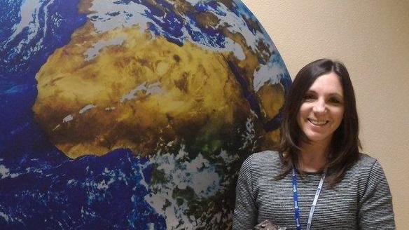 Laura Faggioli mostra un asteroide: insieme alla professoressa Alessandra Celletti sarà relatrice domani alla rassegna Warning di Palazzo Blu