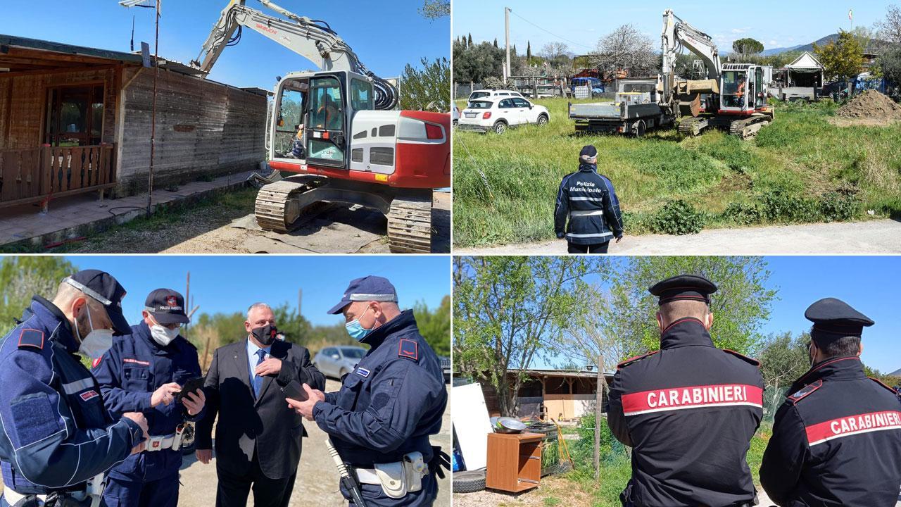 Dall’alto a sinistra in senso orario: l’abbattimento della casetta con la ruspa, l’area vigilata dalla Municipale (FOTO BF), gli agenti insieme al sindaco Vivarelli Colonna e i carabinieri, anch’essi sul posto
