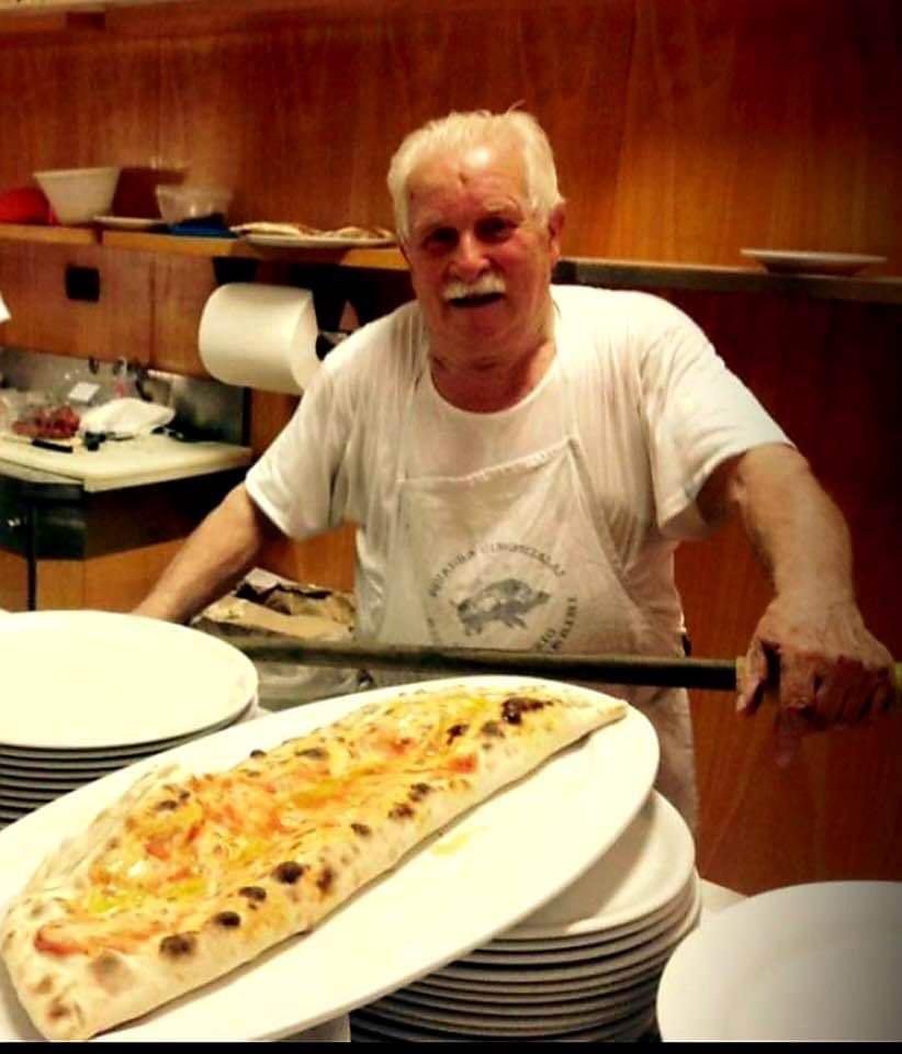 Federico Mugnaini all’opera nella pizzeria del circolo La Libertà