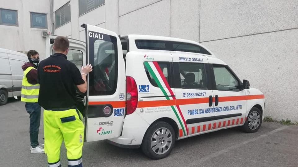 Un mezzo di emergenza della Pubblica assistenza di Collesalvetti (foto d'archivio)