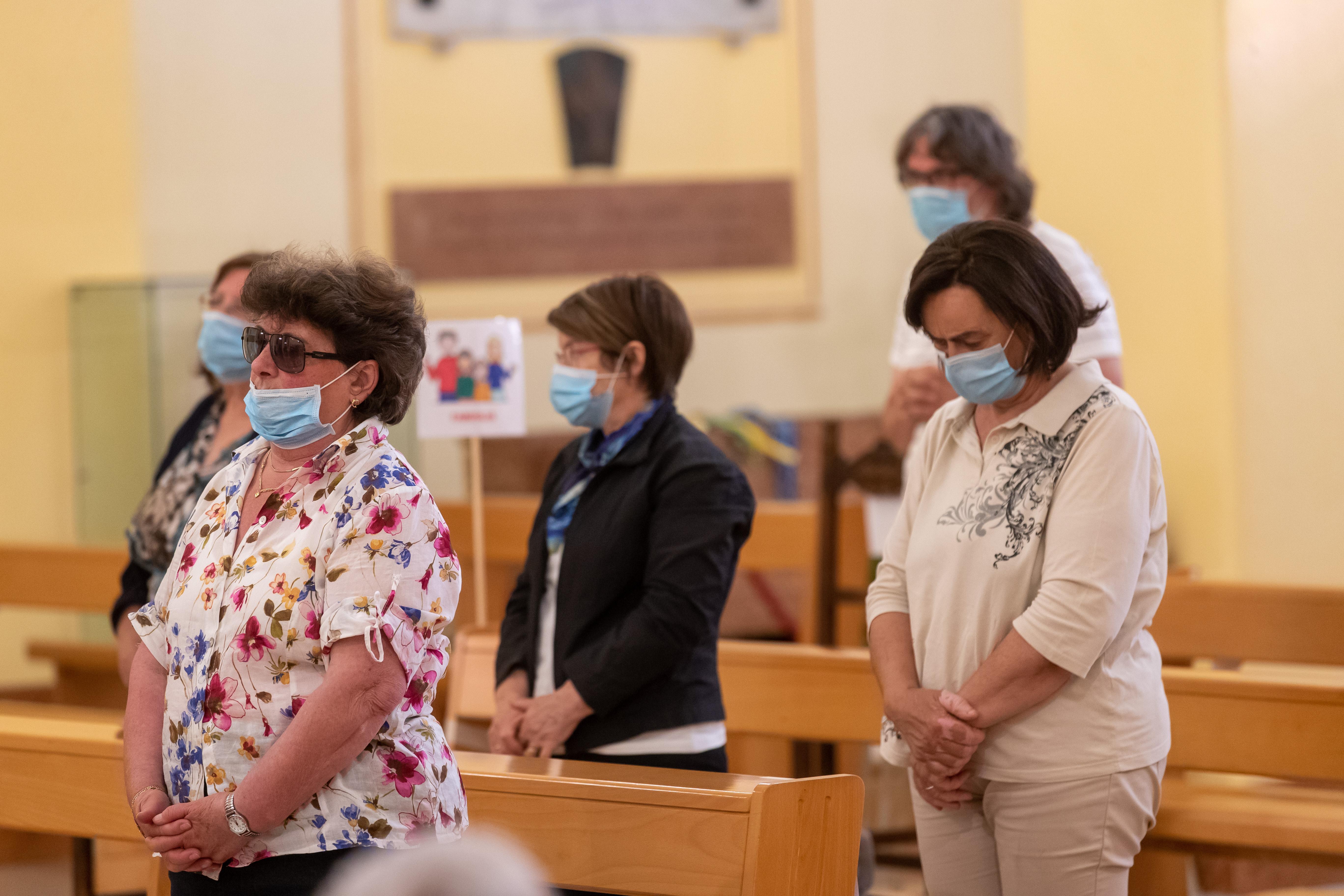 Una immagine di credenti in chiesa al tempo del coronavirus (foto d'archivio)