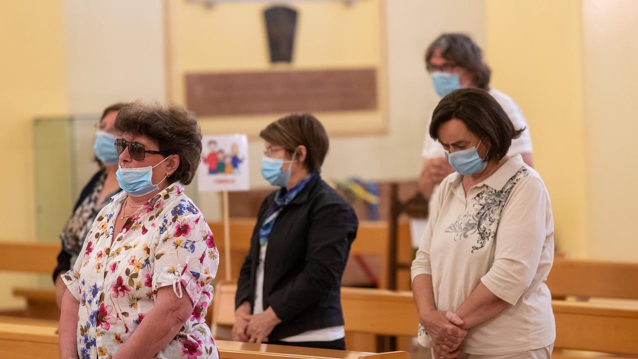 Una immagine di credenti in chiesa al tempo del coronavirus (foto d'archivio)
