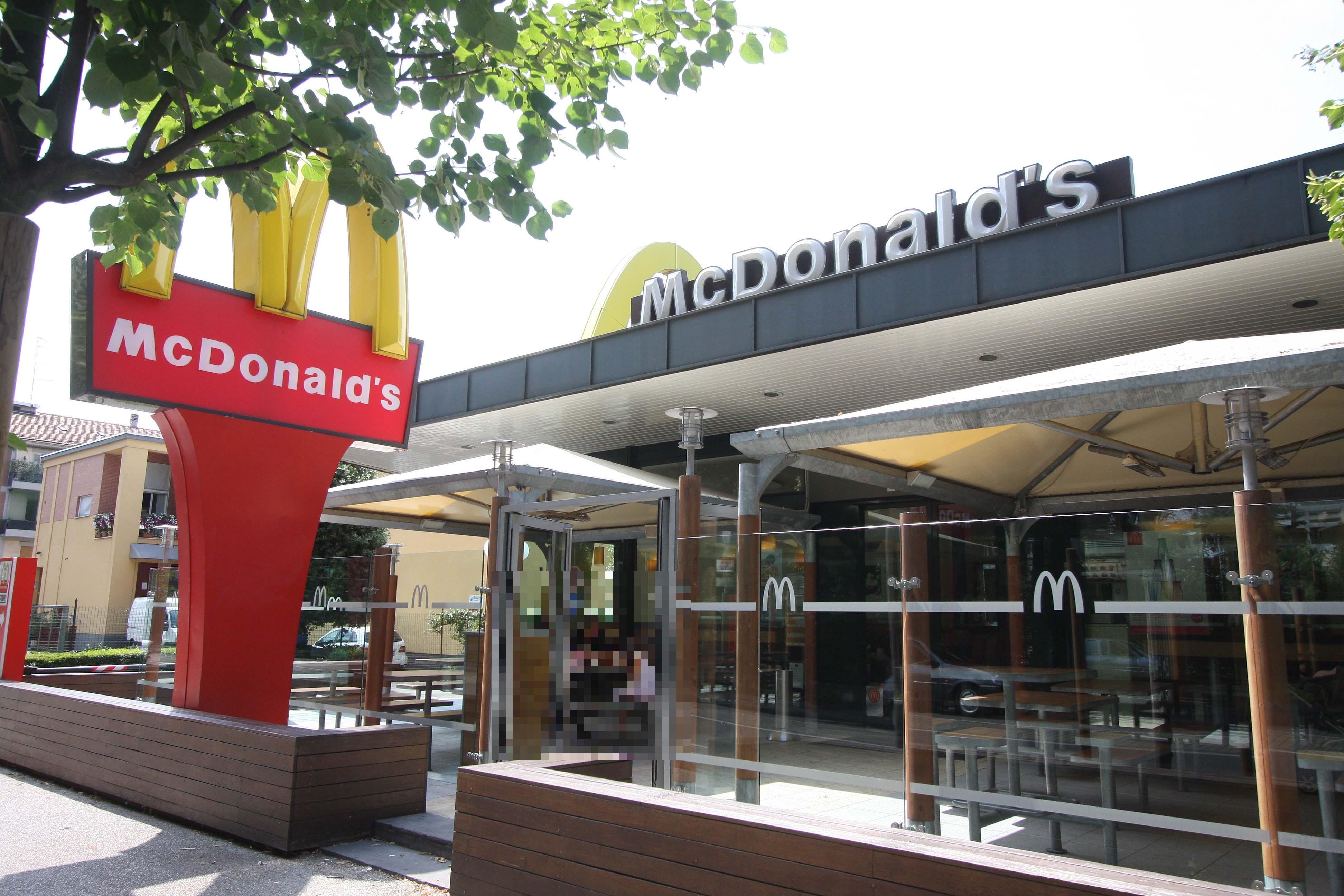 Entra nel locale senza mascherina e aggredisce una dipendente