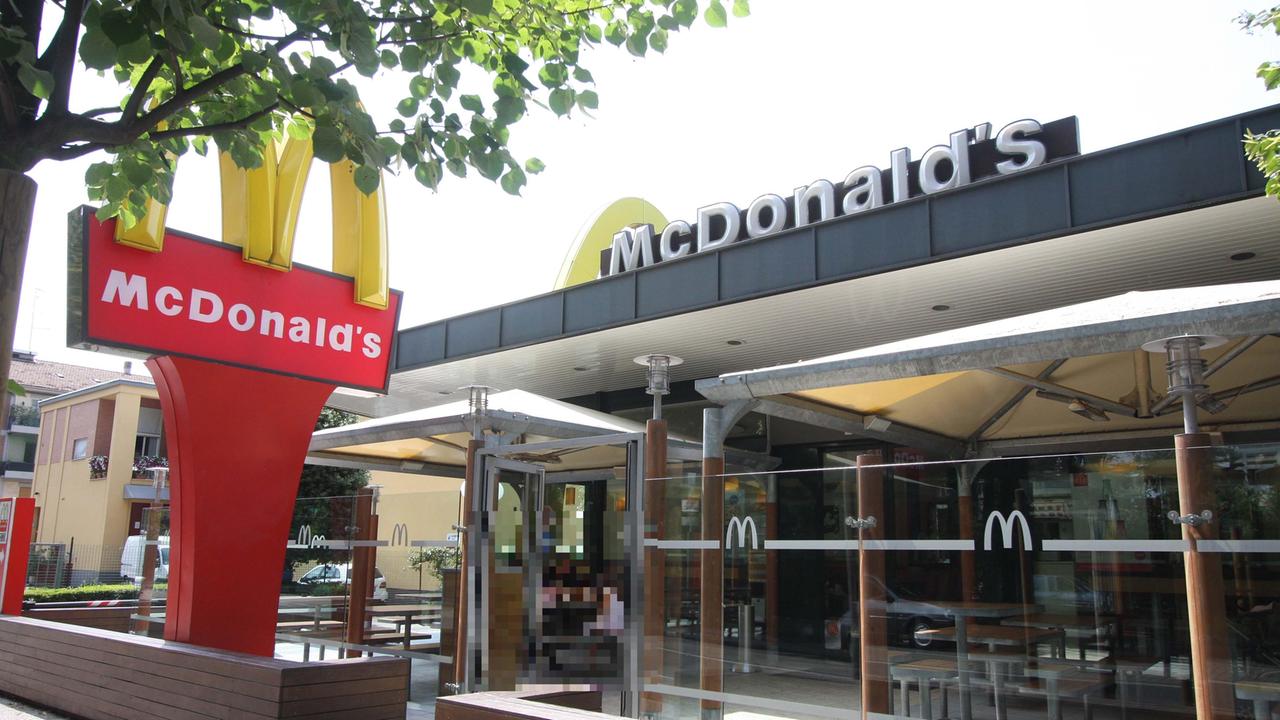 Entra nel locale senza mascherina e aggredisce una dipendente