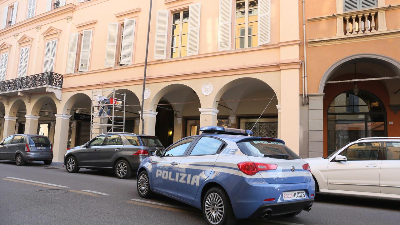 Auto sospetta e senza assicurazione abbandonata in un parcheggio, indaga la Mobile