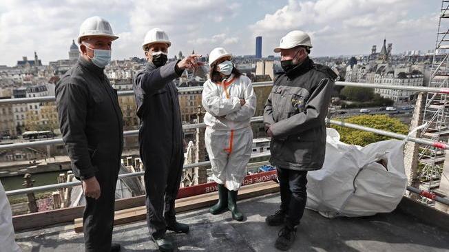 Macron sul tetto di Notre-Dame, 'è un lavoro immenso'