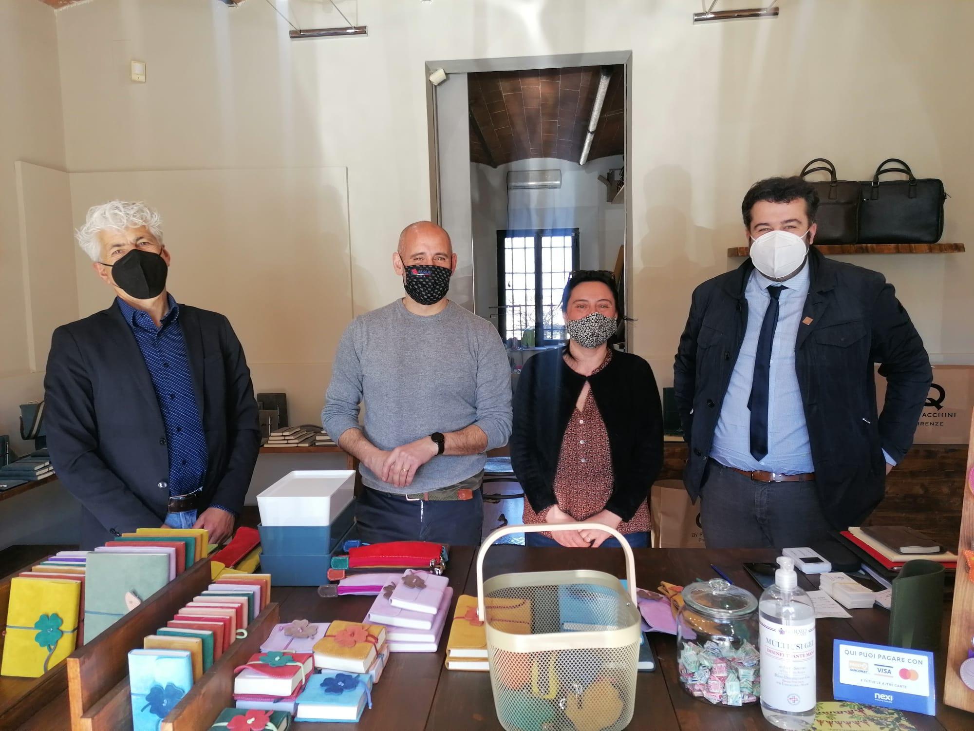 Il sindaco Mugnaini e l'assessore Vignozzi hanno visitato la nuova pelletteria di piazza del Popolo a Montespertoli