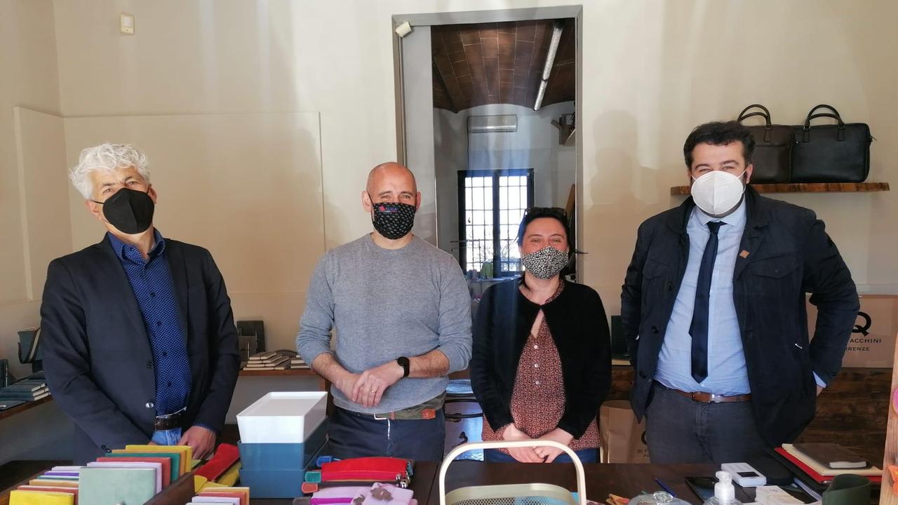 Il sindaco Mugnaini e l'assessore Vignozzi hanno visitato la nuova pelletteria di piazza del Popolo a Montespertoli