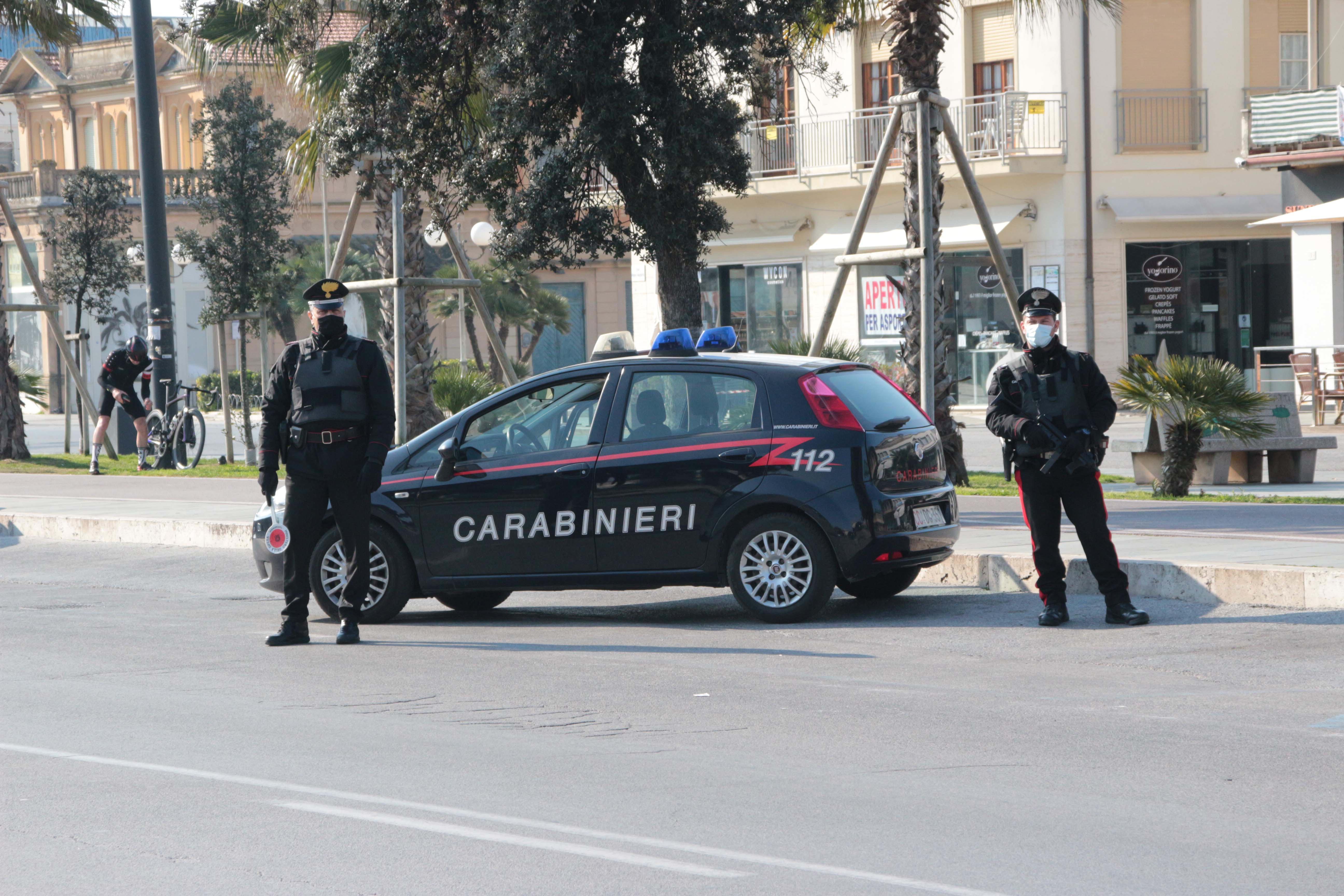 In quarantena ma fuori casa: denunciati