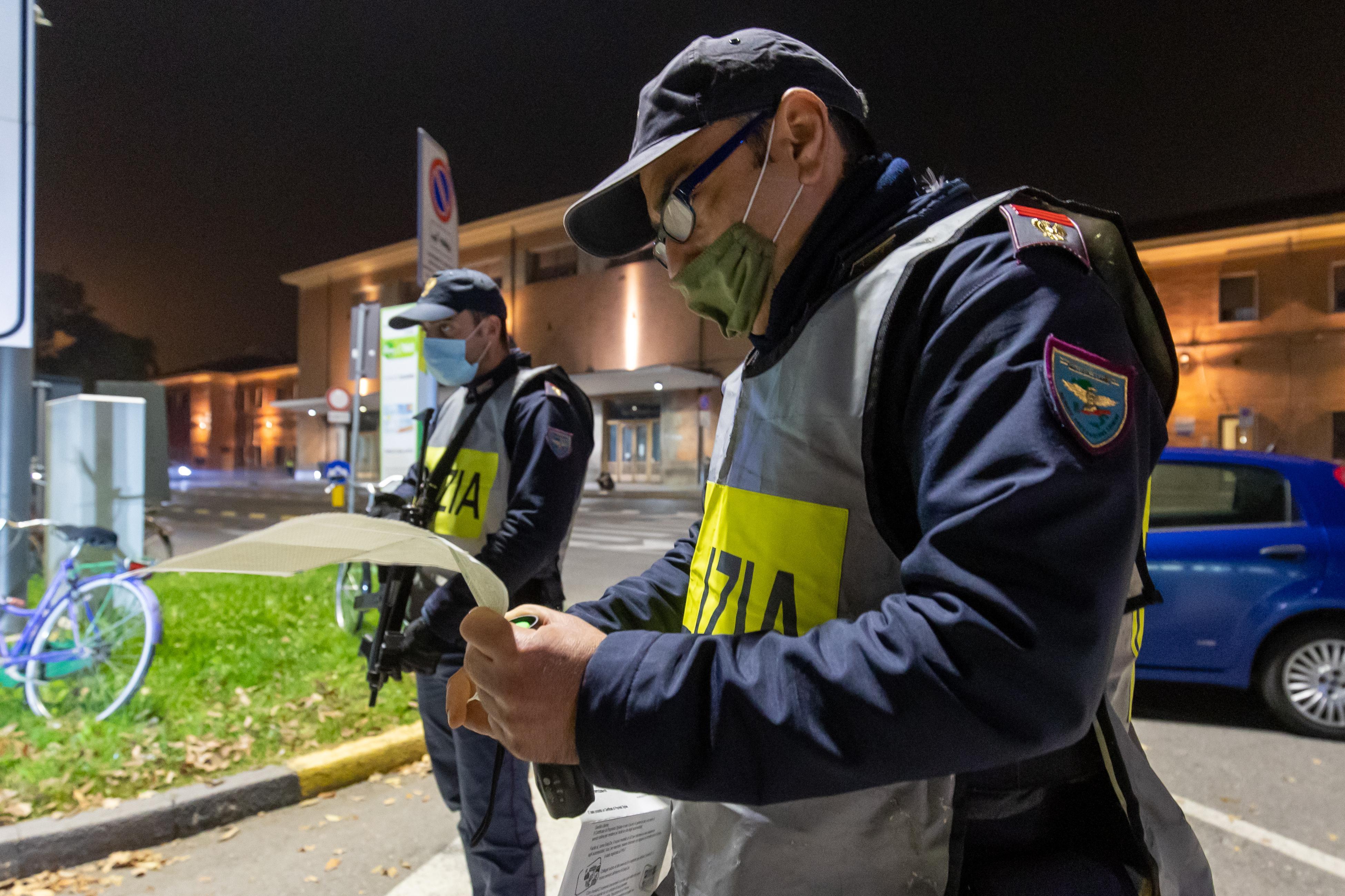 Ferrara, in quattro nella stessa auto senza mascherine: multati