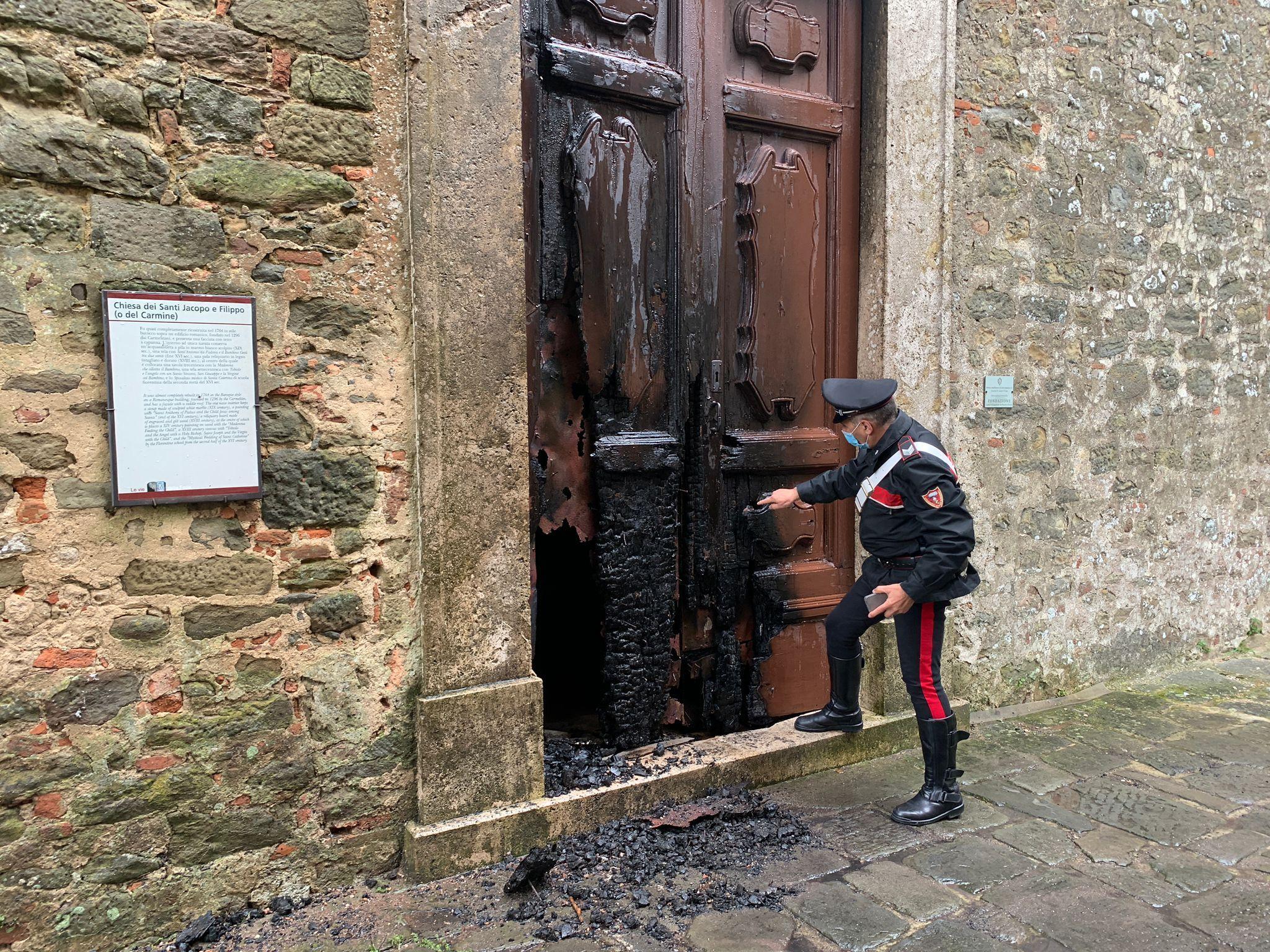 Il portone bruciato della chiesa del Carmine (foto Nucci)