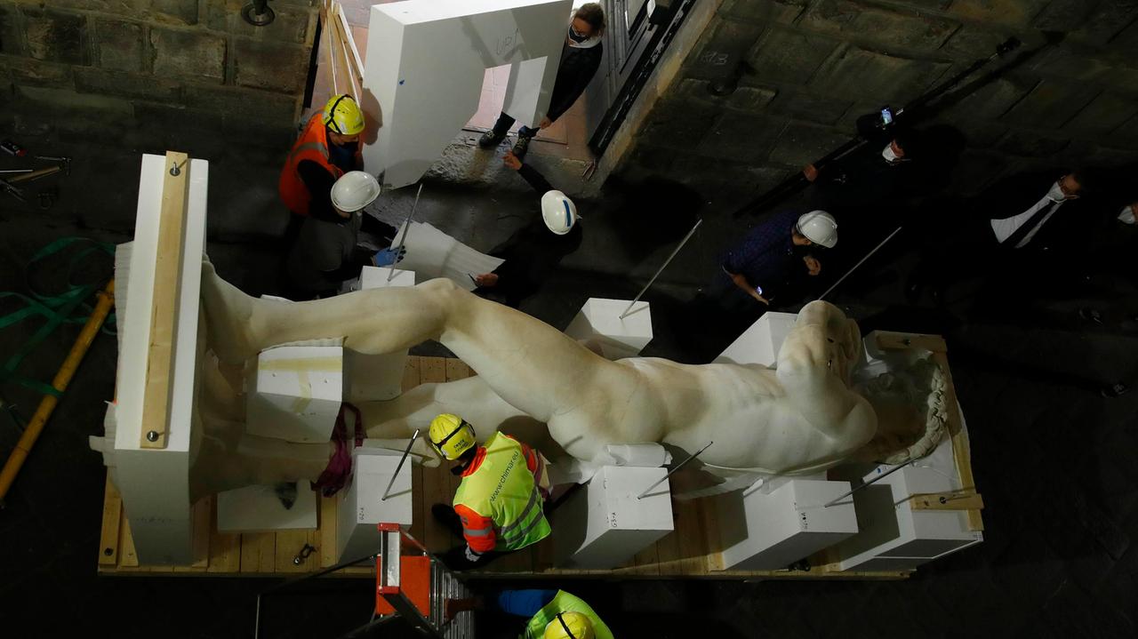 Il trasporto del David in 3d (foto Massimo Sestini)